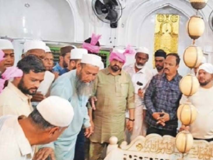 राजकीय शिमगा:‘इस्लाम’चे नेते, माजी आमदार शेख खुलताबादेत औरंगजेबाच्या कबरीवर, मालेगावात हाेळीच्या दिवशी रंगले आराेप-प्रत्याराेप