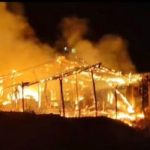 मेळघाटाच्या खारी गावातील आगीत चार घरे जळून खाक:चार कुटुंबातील 20 जणांच्या निवाऱ्याचा प्रश्न समोर‎