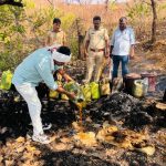 एका दिवसाच्या मोहिमेत दारूच्या भट्ट्यांवर छापे, ७५ गुन्हे दाखल:पोलिसांचे ऑपरेशन प्रहार, जिल्ह्यात ८ लाखांची दारू केली नष्ट‎