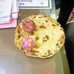 तहसीलदारांना भाकरी-कांद्याची भेट; गॅस टंचाईवरून आंदोलन:गॅस टंचाईच्या विरोधात चुलीवर भाकरी करून वंचितचे प्रदर्शन‎