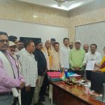 शिक्षण विभागाच्या निर्णयांविरोधात शिक्षक सेनेचे अमरावतीत आंदोलन:उपसंचालकांना निवेदन देत तीव्र आंदोलनाचा इशारा