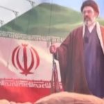 इराणने जरी केली मोजताबा अली खामेनाईची बंदुकीसह फोटो  