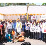 सिलिंडर तुटवड्याविरोधात चुलीवर भाकरी भाजून आंदोलन:वंचित बहुजन आघाडी, भारतीय बौद्ध महासभेचा जिल्हाधिकारी कार्यालयावर संयुक्त मोर्चा