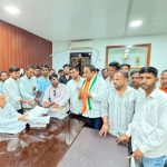 युवक काँग्रेसची भारत-अमेरिका ट्रेड डील रद्द करण्याची मागणी:अमरावतीत काँग्रेस भवनसमोर निदर्शने, जिल्हाधिकाऱ्यांकडे निवेदन