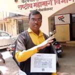 कोट्यवधी खर्चूनही महामार्ग खड्ड्यातच!:राष्ट्रीय महामार्गाच्या कामाची चौकशी करा, 'दिव्य मराठी'च्या बातम्यांची कात्रणे चिटकवून विपीन साळेंचे आंदोलन