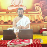 जैन मुनी नीलेशचंद्र यांची मनोज जरांगेंवर टीका:म्हणाले – RSS नसती तर हिंदूंच्या डोक्यावर भगवी टोपीही राहिली नसती; मुस्लिमांवरही हल्ला