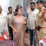 पुणे रेल्वे स्थानकातील समस्यांची खासदार मेधा कुलकर्णींकडून पाहणी:सुरक्षा व्यवस्थेतील त्रुटींवरून रेल्वे प्रशासनाला धारेवर धरले