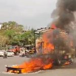 मुंबई-बंगळुरू मार्गावर मालवाहू टेम्पोला आग:परदेशी फर्निचर जळून खाक; सुदैवाने जीवितहानी नाही