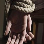 हत्याराचा धाक दाखवून जबरी चोरी:डेक्कन पोलिसांनी दोघांना केली अटक; बनावट मेसेज दाखवून मोबाईल खरेदी