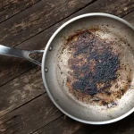 kitchen Tips | तवा काळाकुट्ट झालाय? स्वयंपाकघरातील या ४ वस्तू वापरून जुना तवा करा चकाचक; पाहा सोपी पद्धत