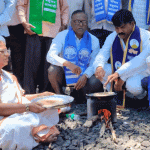 'वंचित'च्या कार्यकर्त्यांनी साताऱ्यात थापल्या चुलीवर भाकऱ्या:गॅस टंचाईच्या निषेधार्थ जिल्हाधिकारी कार्यालयासमोर आंदोलन