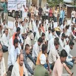 बोरगावमध्ये दोन तास रास्ता रोको‎:म्हसला फाटा-अंधारी दरम्यानच्या 10 किलोमीटरची दुरवस्था झाल्यामुळे ग्रामस्थ झाले आक्रमक