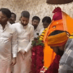 अर्ज भरण्याआधी सुनेत्रा पवारांचा ताफा थांबला, डोळ्यांत अश्रू:अजित पवारांच्या स्मृतीस्थळी अभिवादन; कन्हेरी हनुमानाचेही दर्शन