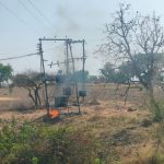 शॉर्टसर्किटने पिंपळदरीतील ‎रोहित्र जळाले, अनर्थ टळला‎:युवकांची तत्परता; झाडाच्या फांद्या, मातीची ढेकळे मारल्याने आगीवर नियंत्रण