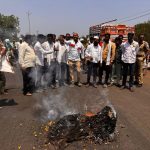 ..तर मुख्यमंत्र्यांच्या बंगल्यावर हळद फेकून आंदोलन करणार:हळदीच्या दरावरून क्रांतिकारी शेतकरी संघटना आक्रमक, हळदीची केली होळी