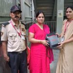 पुणे मेट्रो कर्मचाऱ्यांनी १५ तोळे सोन्याची बॅग परत केली:प्रवाशाचा मौल्यवान ऐवज सुरक्षित, कर्मचाऱ्यांच्या प्रामाणिकपणाचे कौतुक