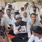 सातारा जिल्ह्यातही 'कॉक्रोच जनता पार्टी'ची धडक:धुळदेव ग्रामसभेत तरुणांचा एल्गार, हातात पोस्टर घेऊन आक्रमकपणे उपस्थित केले प्रश्न