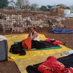 महादेव जानकरांचा मेंढपाळांच्या वाड्यावर मुक्काम:चुलीवरच्या भाकरीचा घेतला आस्वाद, गोधडी पांघरून पालावर काढली रात्र
