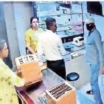 नाशिक हिरावाडीत ज्वेलर्समध्ये गोळीबार, दरोडा:भरवस्तीत रात्री 9 वाजता न्यू समृद्धी ज्वेलर्समध्ये धुमाकूळ, कर्मचारी जखमी, दुकानमालक महिलेचा रुद्रावतार