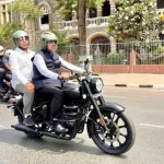 Devendra Fadnavis | देवेंद्र फडणवीसांची थेट बुलेटवरून विधानभवनात एंट्री; पाहा VIDEO