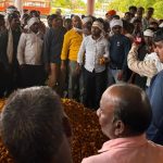हिंगोली अवकाळी पावसामुळे हळद भिजली:क्रांतिकारी शेतकरी संघटनेने आज ‘कृउबा’चा लिलाव बंद पाडला; गोंधळाची स्थिती