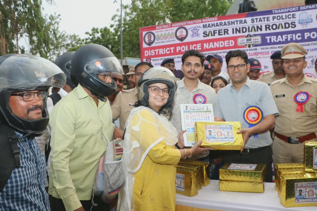 रस्तासुरक्षा-सरप्राईज-गिफ्ट्सचे-जिल्हाधिकारी-राहुल-कर्डिले-यांच्या-हस्ते-वितरण-6.jpeg