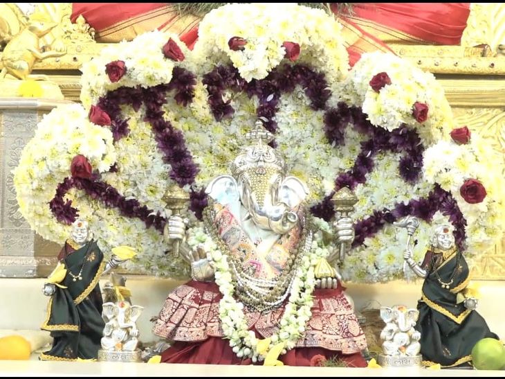 दगडूशेठ गणपती मंदिरात शेषनागाच्या प्रतिकृतीची सजावट:शेषात्मज गणेश जयंतीनिमित्त विदुषी शैला दातार यांची स्वराभिषेक सेवा
