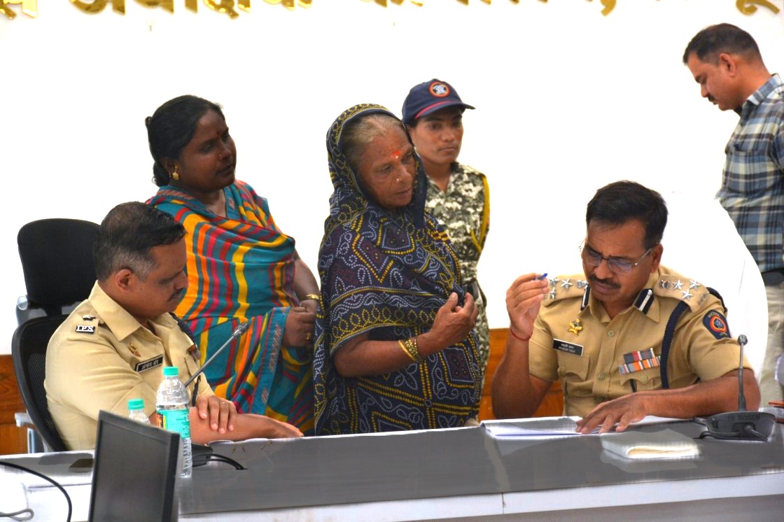 पोलीस उप महानिरीक्षक श्री शहाजी उमाप यांचा लातूरमधील तक्रारदारांशी संवाद;७२ लोक आपला त्रास घेऊन आले होते