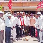 शेतकऱ्यांच्या संपूर्ण कर्जमाफीसाठी किसान सभेची चांदवडला निदर्शने:शासनाच्या कर्जमाफी अध्यादेशाची होळी