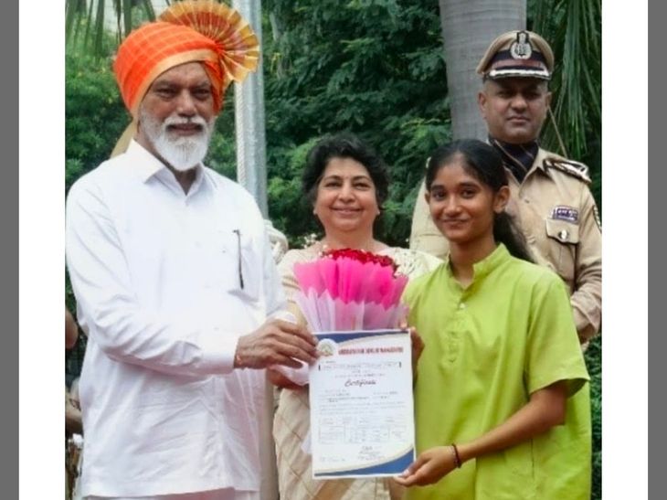 पाटील भगिनी शिष्यवृत्ती परीक्षेत चमकल्या, एकाचा राज्यात 12 वा क्रमांक:दिया राज्यात 12 वी, माही जिल्ह्यात 11 वी; शिक्षणमंत्र्यांकडून सत्कार