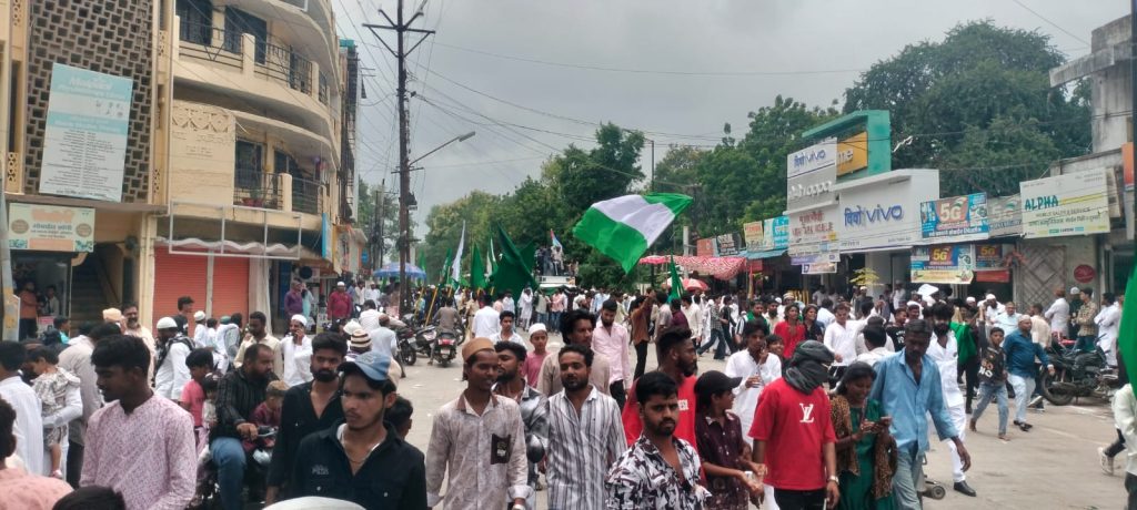 नांदेडमध्ये लब्बेक या रसूल अल्लाह लब्बेकचा गजर! शांतता आणि सलोख्याचे दर्शन घडवणारी भव्य ईद-ए-मिलाद मिरवणूक!
