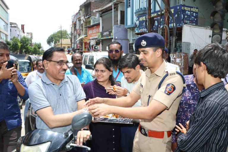 नांदेडमध्ये पोलीस अधीक्षक डॉ. नीलाभ रोहन यांनी बांधल्या वाहन चालकांना राख्या