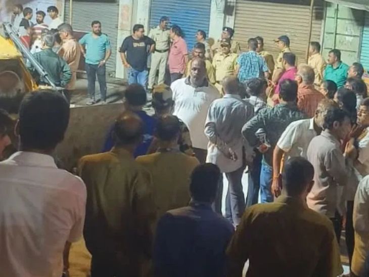 भुलेश्वरच्या गणपतीची 22 फूट उंच मूर्ती कोसळून मोठी दुर्घटना:एकाचा मृत्यू, तर तीन जण जखमी; मंडपापासून अवघ्या 50 मीटर अंतरावर घडली दुर्दैवी घटना