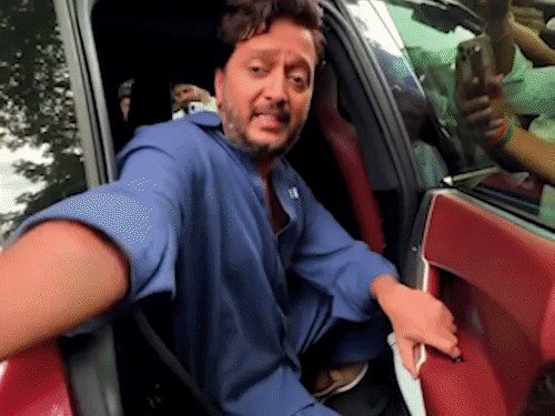 रितेश देशमुखने पापाराझीकडून घेतले उधार पैसे:रस्त्यावर मुलांना देण्यासाठी रोख रक्कम नव्हती, म्हणाला- कर्ज फेडायचे आहे, शोधण्यात मदत करा