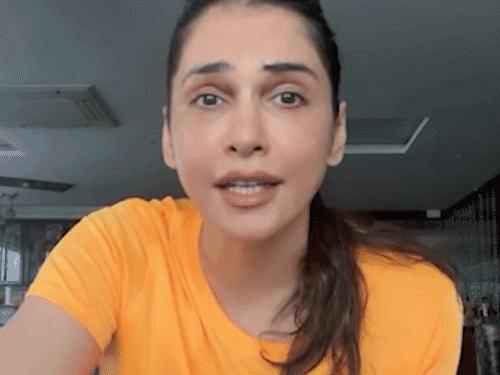 ईशा कोप्पिकर म्हणाली- मी अंधभक्त:खासदार कंगना रनोट समर्थनासाठी पुढे आल्या, म्हणाल्या- माझ्यासाठी चांगले समजावले
