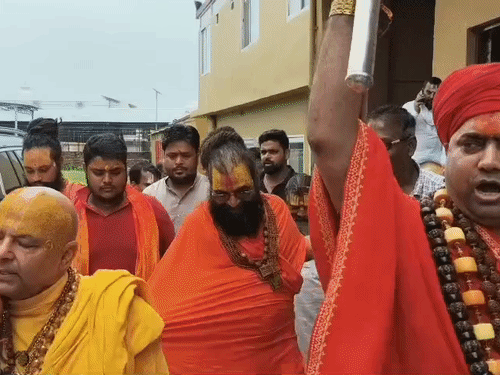चंपत राय यांच्या विरोधात संतांची बैठक पोलिसांनी थांबवली:आश्रमातून बाहेर काढून कुलूप लावल्याचा आरोप; संतप्त संतांनी चंदा चोरच्या घोषणा दिल्या