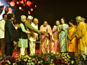 मोठ्या इमारतींनी नव्हे, कला-संस्कृतीच्या जतनाने शहराचा विकास- उपराष्ट्रपती:38व्या पुणे फेस्टिव्हलचे उद्घाटन; मोहन जोशींना जीवनगौरव पुरस्कार प्रदान