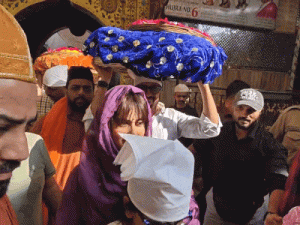 अजमेर दर्ग्यात पोहोचला बॉलिवूड स्टार रितेश देशमुख:पत्नी जेनेलिया-मुलांसोबत केली जियारत, चाहत्यांमध्ये सेल्फी घेण्यासाठी उडाली झुंबड
