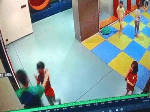किड्स झोनमध्ये खेळणाऱ्या मुलाला निर्दयीपणे मारहाण:मुलाने कान धरून माफी मागितली; तरीही तो थांबला नाही, सुरतमधील घटना