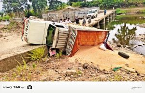 गडगा नदीच्या घाटात मका भरलेले वाहन उलटले; शेतकऱ्याचे नुकसान:गडगा नदीवरील पुलाचे काम रखडल्यामुळे नागरिकांनी व्यक्त केला असंताेष