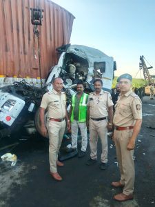 नांदेड-अर्धापूर मार्गावरील आसना पुलावर भीषण अपघात; ट्रेलर चालकाचा जागीच मृत्यू, पोलीस हवालदार गंभीर जखमी