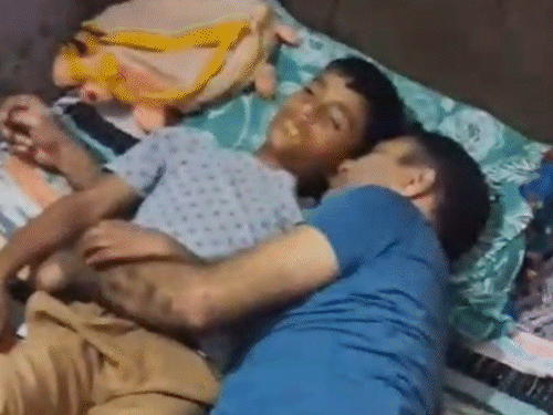 नोएडातल्या घरात एकाच कुटुंबातील 5 मृतदेह आढळले:आई-वडिलांसह 3 मुले पलंगावर एकमेकांना मिठी मारून मृत सापडल्याने खळबळ