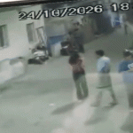 पुण्यात भररस्त्यावरून 18 वर्षीय तरुणीला उचलून नेण्याचा नराधमाचा प्रयत्न:स्थानिकांच्या प्रसंगावधानामुळे टळला अनर्थ, आरोपीला चोप देऊन पोलिसांच्या केले स्वाधीन