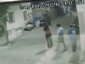 पुण्यात भररस्त्यावरून 18 वर्षीय तरुणीला उचलून नेण्याचा नराधमाचा प्रयत्न:स्थानिकांच्या प्रसंगावधानामुळे टळला अनर्थ, आरोपीला चोप देऊन पोलिसांच्या केले स्वाधीन