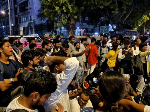 दिल्ली पोलिसांवर महिला पत्रकाराशी गैरवर्तन केल्याचा आरोप:दावा- छातीवर हात मारला; FIR साठी आंदोलन, राहुल गांधी म्हणाले- शहांनी उत्तर द्यावे