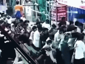 कोलकाता पोलिस म्हणाले- कपडे व मेकअप वाचवण्याच्या प्रयत्नात चेंगराचेंगरी झाली:पावसापासून बचाव करण्यासाठी महिला गेटवर जमा झाल्या; दुर्गा मंडपात 19 जणांचा मृत्यू