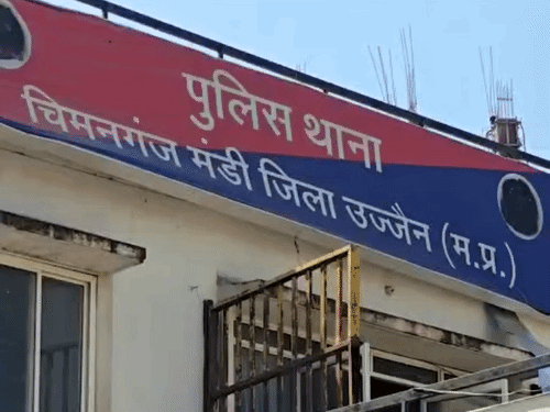 विद्यार्थिनीला भेटायला बोलावले, मित्रांसोबत गँगरेप:चारही आरोपी अल्पवयीन, दोघांना अटक, दोघे फरार, तिघे आधीपासून खोलीत लपून बसले होते