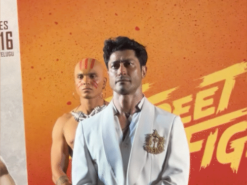 विद्युत जामवालने 15 मिनिटे श्वास रोखला:20 मिनिटे पापण्याही लवल्या नाहीत; ‘स्ट्रीट फायटर’ कार्यक्रमात म्हणाले- तुलना सोडा, मित्रासारखा प्रश्न विचारा