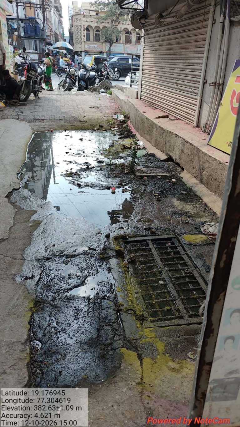 श्रीनगरमध्ये ड्रेनेजच्या दुर्गंधीयुक्त पाण्याचा प्रश्न गंभीर; व्यापारी, विद्यार्थी त्रस्त!