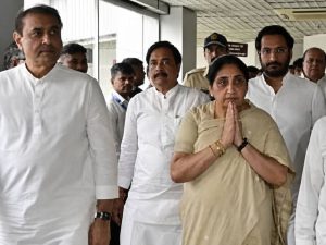 मुंढवाप्रकरणी सुनेत्रा पवारांच्या 2 पीएंना नोटीस:राष्ट्रवादी काँग्रेसची देवगिरीवर खलबतं; उपमुख्यमंत्री पवारांसह नेते मुख्यमंत्र्यांच्या भेटीला वर्षावर